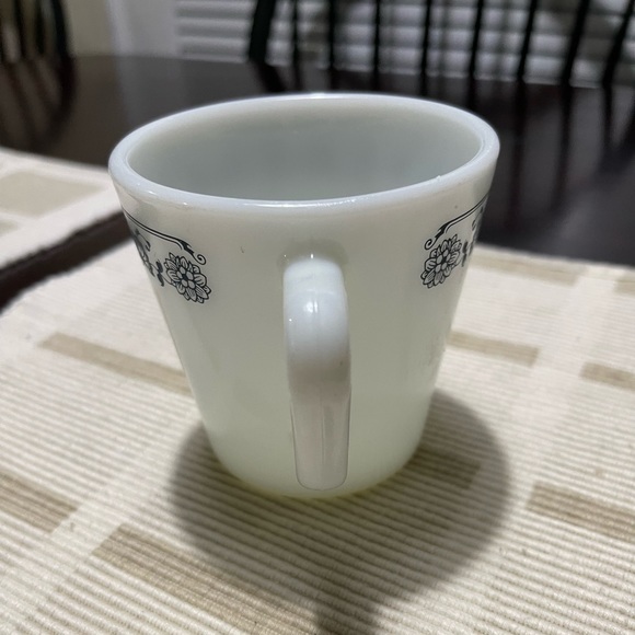 Pyrex Old Town Blue Onion D Handle Coffee Mug - Picture 3 of 9